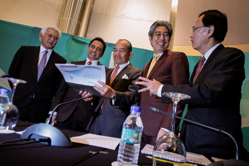 Petronas chairman Tan Sri Mohd Sidek Hassan (centre) reviewing the companyu00e2u20acu2122s 2016 Financial Outlook at a press conference, Mar 1, 2016. Also present were from left: CEO Datuk George Ratilal, Group CEO Datuk Wan Zulkiflee Wan Ariffin, CEO(Downstream), Md