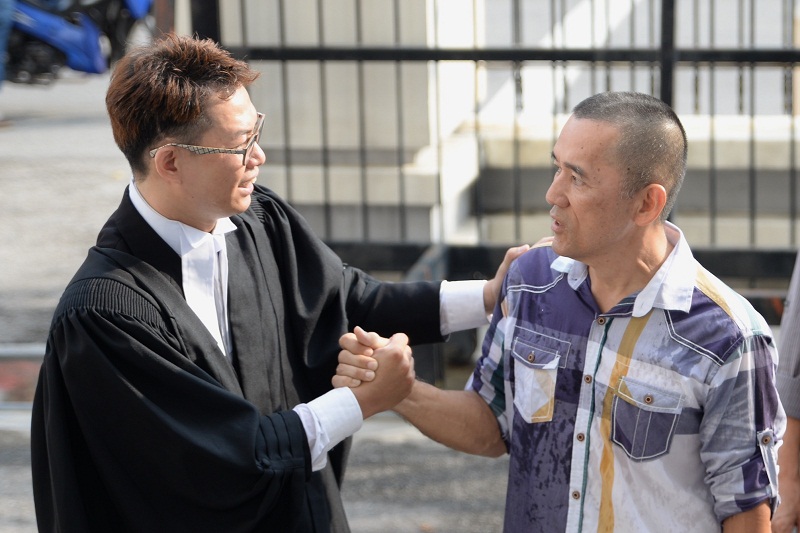 Tanjung Bungah State assemblyman Teh Yee Chew shaking hands with his lawyer, Cheah Eng Soon, after the defamation suit against him was thrown out by the Penang high court, April 11, 2016. u00e2u20acu201d Picture by KE Ooi