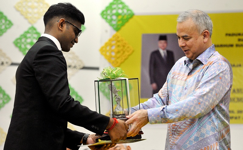 Sultan of Perak, Sultan Nazrin Muizzuddin Shah, awards Yugaraj Ramalinggam with u00e2u20acu02dcThe Eagle 2015u00e2u20acu2122 award during SMK St. Johnu00e2u20acu2122s 2016 Academic Excellence Award ceremony, in Kuala Lumpur April 23, 2016. u00e2u20acu201d Bernama pic