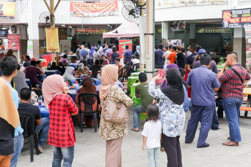 Even before the stall opened at 6pm, there’s a snaking queue for the durian cendol. 