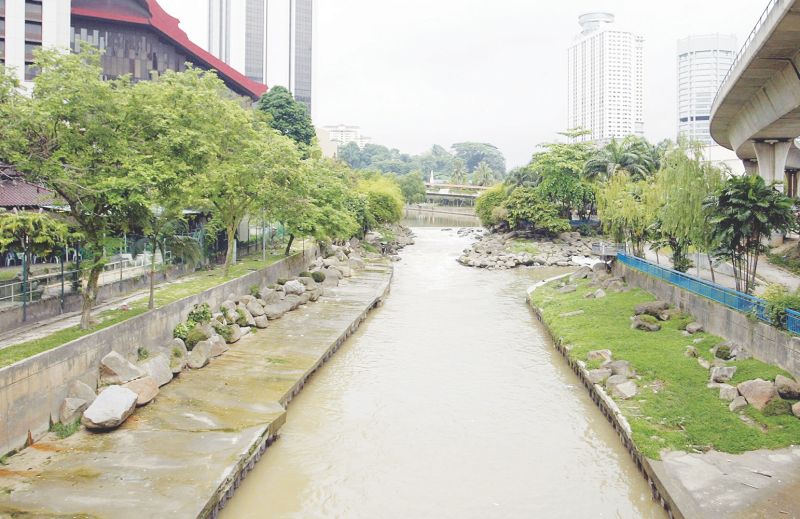 The outlets of drains are said to be often submerged in Sungai Gombak, preventing water from flowing into the river. — Malay Mail pic