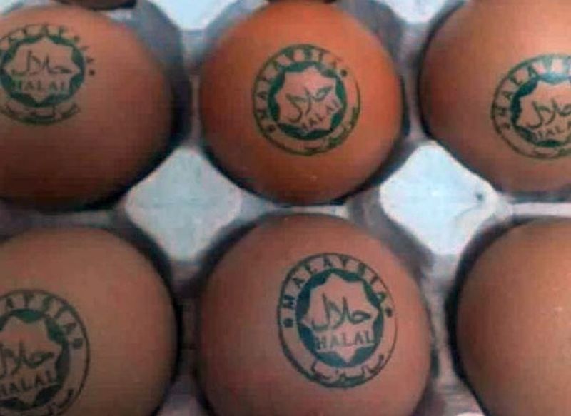 Tindakan mengecop setiap biji telur dengan tanda halal 'keterlaluan' dan 'melanggar peraturan melabel' logo halal, kata Bahagian Hab Hal Jakim. u00e2u20acu2022 Foto ihsan Facebook/Jakim 