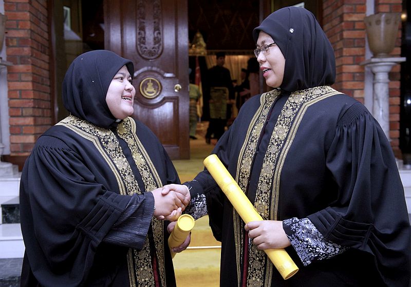 Shariah High Court judges, Kenney Shuhaidah Shamsuddin and Noor Huda Roslan (left) celebrating after receiving their appointment credentials at Istana Bukit Kayangan, June 27, 2016. - Bernama pic