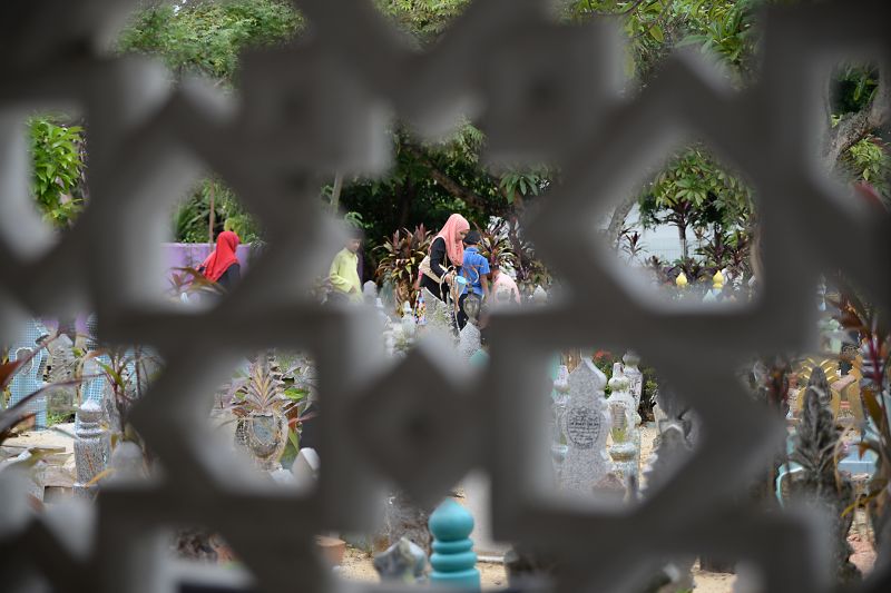 Muslims visit their ancestorsu00e2u20acu2122 graves on the first day of Hari Raya in Penang, July 6, 2016. u00e2u20acu2022 Picture by KE Ooi