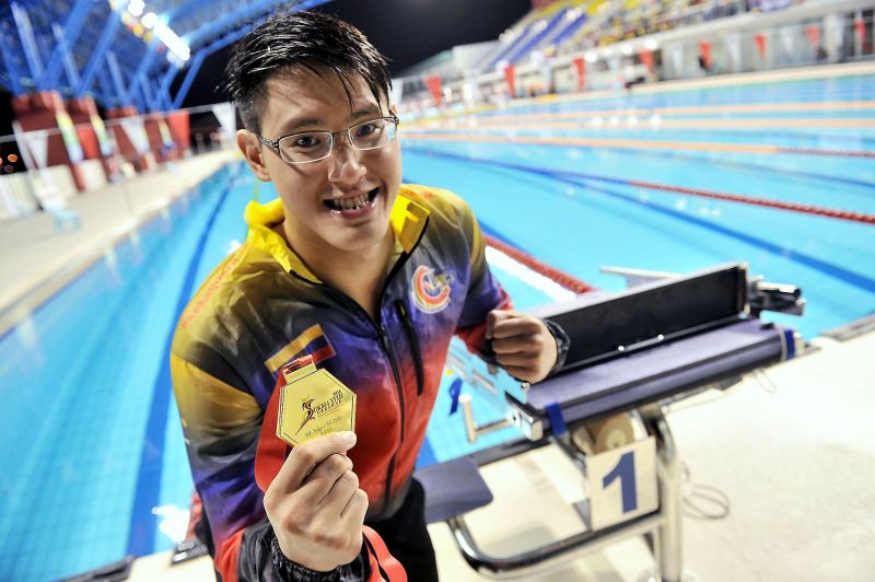 Federal Territory swimmer , Lim Ching Hwang with the gold medal he won in the 200m Individual Medley at the Aquatics Centre in Sarawak in Sukma 18th Sarawak July 24, 2016, breaking the national.record Bernama pic