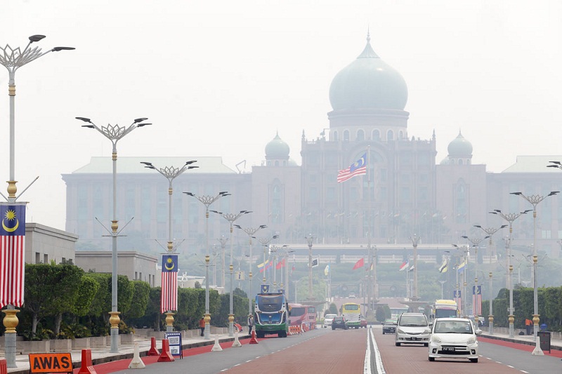 The Perdana Putra building is pictured shrouded in haze in Putrajaya, Aug 16, 2016. u00e2u20acu201d Picture by Choo Choy May