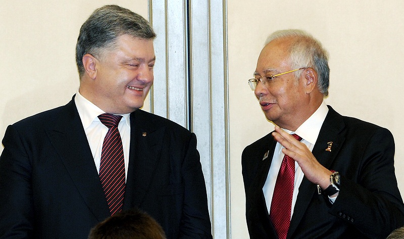 Prime Minister Datuk Seri Najib Razak (right) speaks to  visiting Ukrainian President Petro Poroshenko in Putrajaya, Aug 4, 2016. u00e2u20acu201d Bernama pic