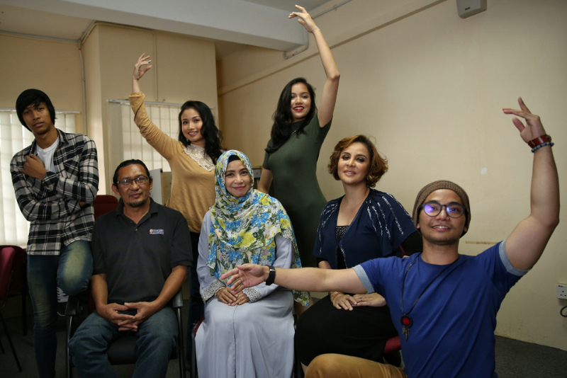 Picture shows (from left to right) Row 1: Alif Azeman, Afeera Rahman, Puteh Maimun Zahrah, Row 2: Syed Zulkifli Syed Masir, Aida Khalida, Betty Banafe, Danny-Syaz. — Picture by Saw Siow Feng