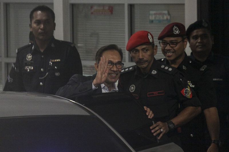 Datuk Seri Anwar Ibrahim is seen leaving the Palace of Justice in Putrajaya October 12, 2016. u00e2u20acu201dPicture by Yusof Mat Isa
