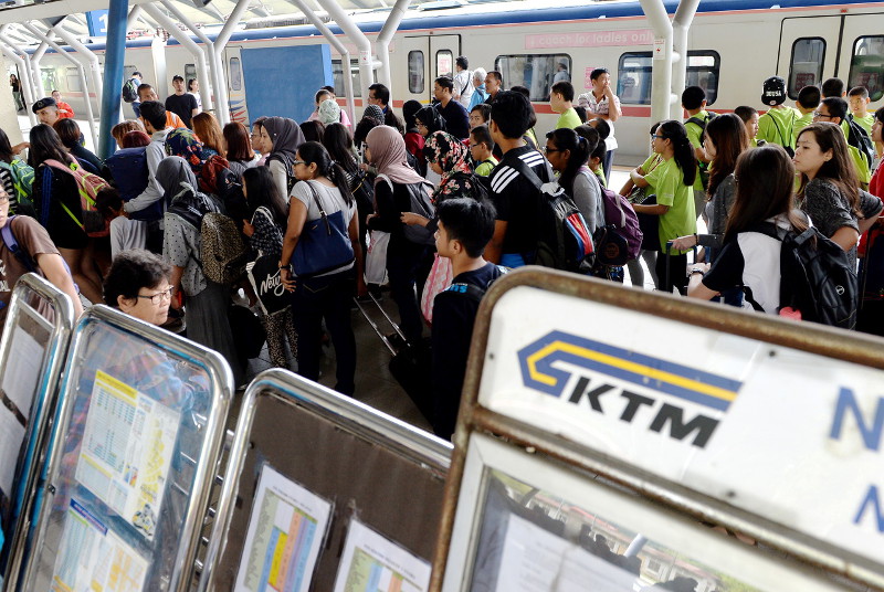 Electric Train Service passengers get off at Kampar station to board buses provided by KTMB to travel to Ipoh, October 28, 2016. Train services are affected by a freight train derailment near KTM Batu Gajah earlier in the morning. u00e2u20acu201d Bernama pic