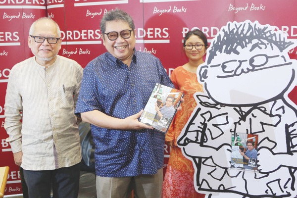 Lat and Syed Nadzri launching 'My Life and Cartoons'. — Pictures by Tunku Zain Al-’Abidin