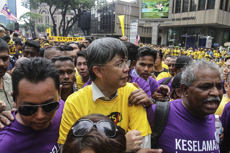 PKR vice-president Chua Tian Chang (centre), better known as Tian Chua, at the Bersih 5 rally in Kuala Lumpur November 19, 2016. u00e2u20acu201d Picture by Yusof Mat Isa