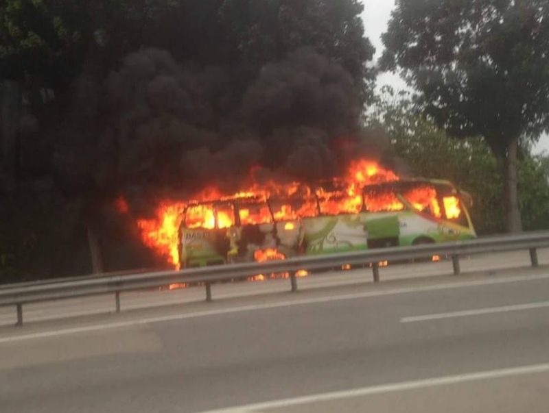 Ketua Polis Daerah Batu Pahat berkata kejadian berlaku ketika bas terbabit dalam perjalanan dari Singapura ke Kuala Lumpur. u00e2u20acu201d Foto ihsan Facebook/Putera Karya