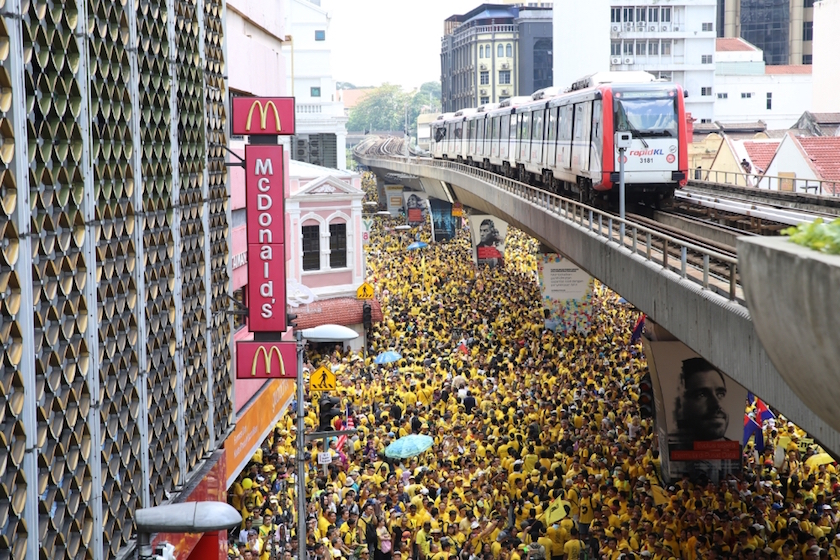 An aerial view of the Bersih 5 rally in Kuala Lumpur November 19, 2016, as seen from Masjid Jamek LRT station. u00e2u20acu201d Picture by Saw Siow Feng