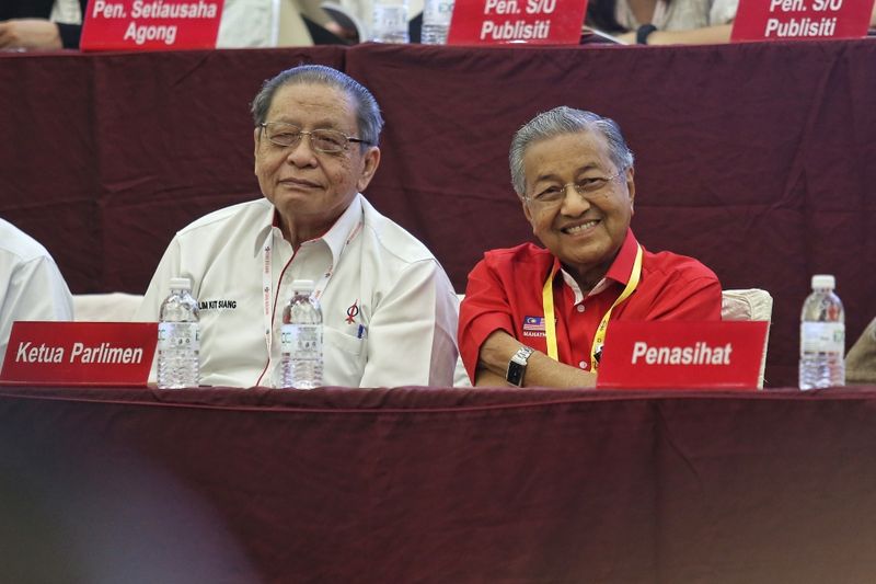 Former prime minister Tun Dr Mahathir Mohamad (right) is pictured sitting next to DAP veteran leader Lim Kit Siang at the DAP National Conference 2016 in Shah Alam, December 4, 2016. u00e2u20acu201d Picture by Saw Siow Feng