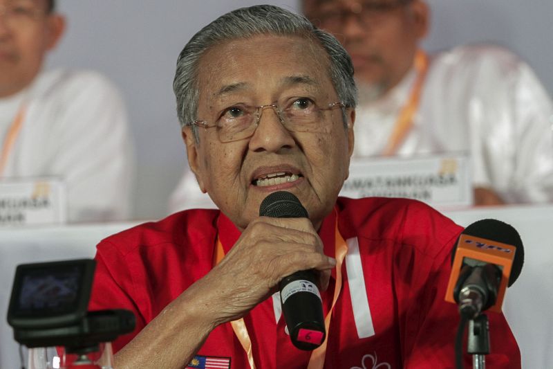 Tun Dr Mahathir Mohamed speaks at the Parti Amanah Negara (Amanah) convention in Shah Alam, Selangor, December 10, 2016. u00e2u20acu201d Picture by Yusof Mat Isa