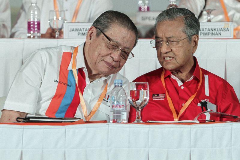 DAP leader, Lim Kit Siang and Tun Dr Mahathir Mohamed exchange a light banter at the Pakatan Harapan convention at the Shah Alam Convention Centre in Shah Alam, Selangor, December 10, 2016. — Picture by Yusof Mat Isa