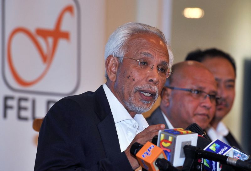 Pengerusi Felda Tan Sri Shahrir Abdul Samad (kiri) mengarahkan semua ahli lembaga pengarah Felda Investment Corporation Sdn Bhd (FIC) meletakkan jawatan. u00e2u20acu2022 Foto Bernama