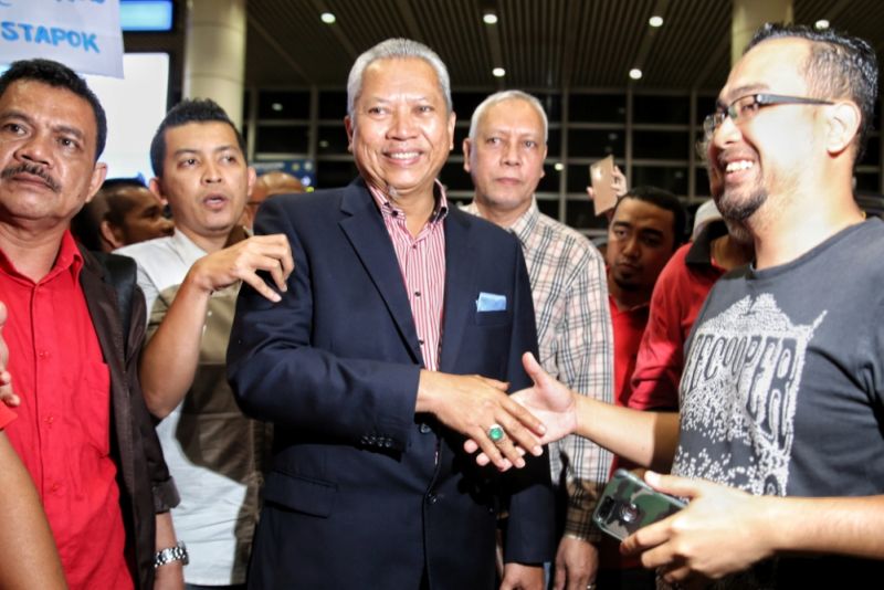 Tan Sri Annuar Musa greets a supporter at the Kuala Lumpur International Airport, February 2, 2017. u00e2u20acu2022 Picture by Saw Siow Feng