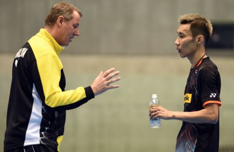 Lee Chong Wei of Malaysia (R) listens to his coach Morten Frost Hansen of Denmark, second round match against Lin Dan of China, Japan Open Super Series badminton tournament, Tokyo, September 10, 2015. AFP pic