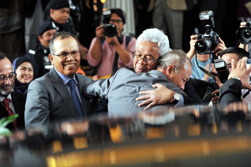 Tan Sri Zulkefli Ahmad Makinudin (right) is seen here with Raus and the then outgoing Chief Justice Tun Arifin Zakaria at the latter's farewell on March 31, 2017. — Bernama pic
