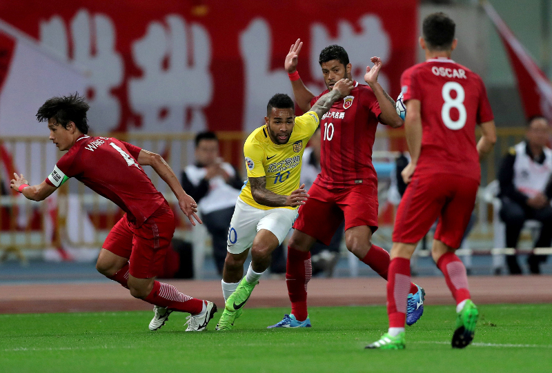 Brazilian forward Hulk (second right) of Chinau00e2u20acu2122s Shanghai SIPG fights for the ball with Alex Teixeira (second left) of Chinau00e2u20acu2122s Jiangsu FC during their AFC Champions League round of 16 football match in Shanghai on May 24, 2017. u00e2u20acu201d AFP pic