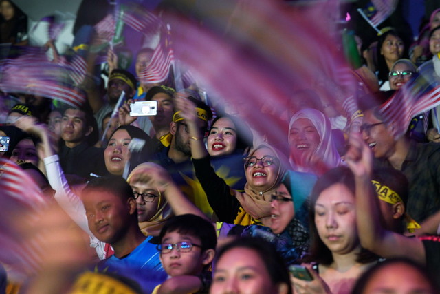 Spectators at the stadium wave the Jalur Gemilang in their hands at the KL2017 SEA Games closing ceremony and the countdown to the Merdeka eve at Stadium Nasional Bukit Jalil here, tonight. — Bernama pic