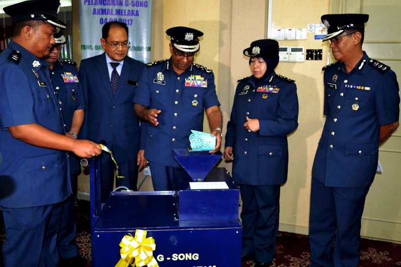 Royal Malaysian Customs Department (JKDM) Director-General Datuk Seri T Subromaniam (centre) demonstrating the use of the bullet shell disposal gadget in Melaka, August 4, 2017. u00e2u20acu201d Bernama pic