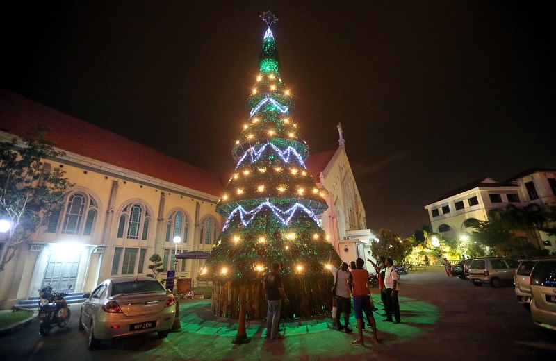 Church members and members of the public admire the giant Christmas tree outside the Our Lady of Lourdes church in Jalan Silibin, Ipoh. u00e2u20acu201d Picture by Farhan Najib Yusoffnn
