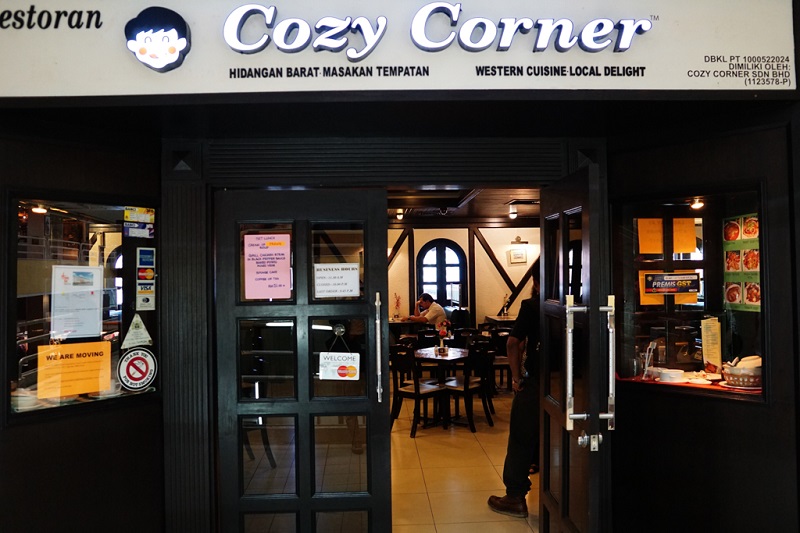 Cozy Corner is one of the popular restaurants to dine at during lunch hour in the Ampang Park Shopping Centre in Kuala Lumpur.