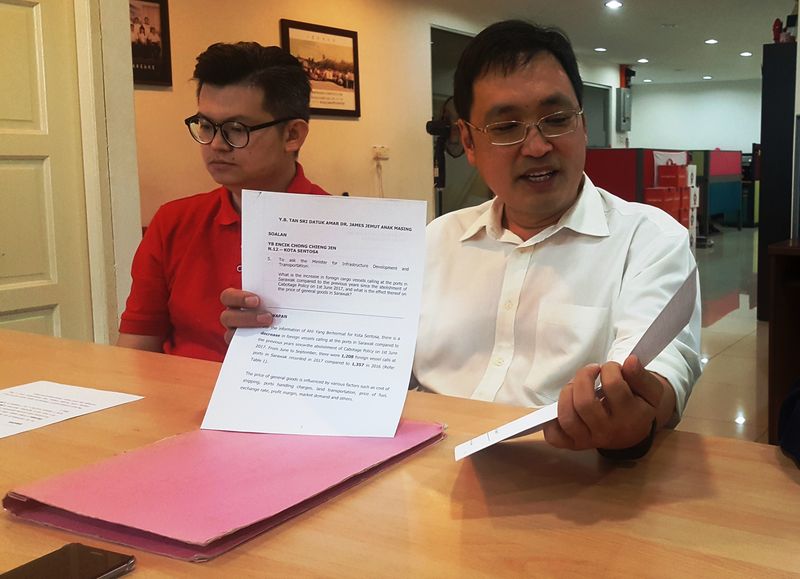 Sarawak DAP chairman Chong Chieng Jen (right) said the prices of goods in the state had gone up despite the exemption of the Cabotage Policy, December 29, 2017. u00e2u20acu201d Picture by Sulok Tawie