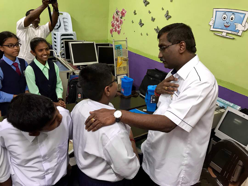 Deputy Education Minister Datuk P. Kamalanathan having a casual chat with primary school children from SJK (T) Gelang Patah in Kampong Bukit Tempurung in Gelang Patah January 1, 2018. — Picture by Ben Tan Deputy Education Minister Datuk P. Kamalanathan having a casual chat with primary school children from SJK (T) Gelang Patah in Kampong Bukit Tempurung in Gelang Patah January 1, 2018. — Picture by Ben Tan