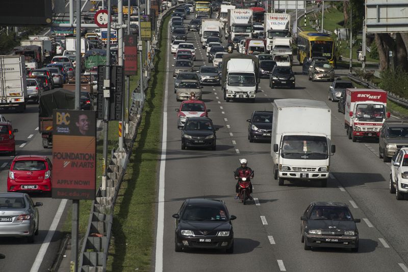 Traffic along the Federal Highway in Kuala Lumpur January 25, 2018. u00e2u20acu2022 Picture by Mukhriz Hazim