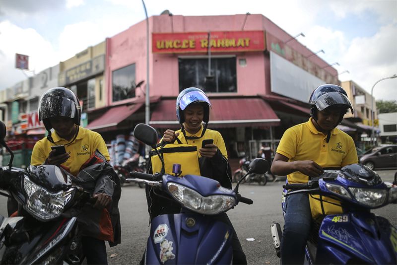 Honestbee riders get an hourly wage up of up to RM20 an hour and the service is from 11am to 9pm daily. u00e2u20acu2022 Picture by Azneal Ishak