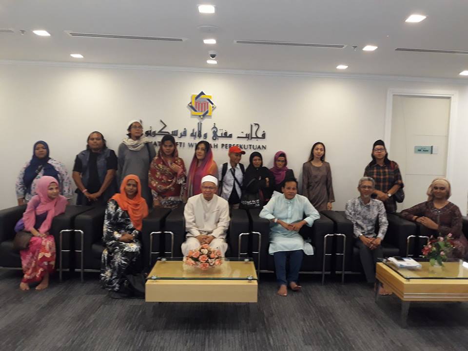 Caption: Members of the transgender community meet with FT mufti Datuk Zulkifli Mohamad (seated in white) at his office, February 14, 2018. u00e2u20acu201d Picture courtesy of PKKUM