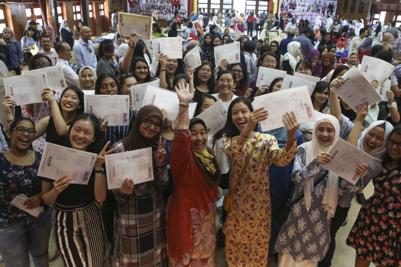 SPM students from Sekolah Menengah Kebangsaan (P) Seri Aman express their joy after obtaining their examination results, Petaling Jaya March 15, 2018. u00e2u20acu2022 Picture by Yusof Mat Isa