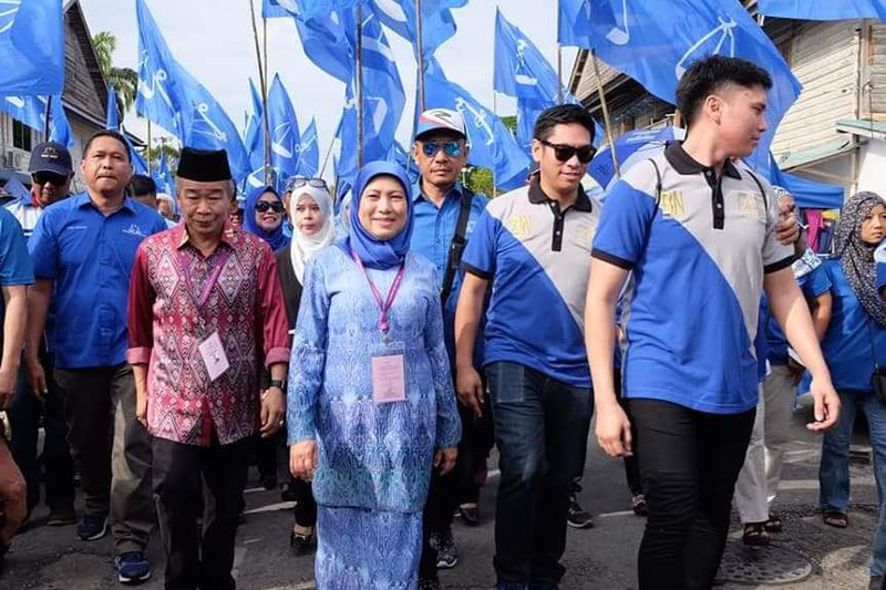 Caretaker Minister in the Prime Ministeru00e2u20acu2122s Department Datuk Seri Nancy Shukri, accompanied by supporters, on her way to the nomination centre at Dewan Mesra Simunjan April 28, 2018.u00e2u20acu201dPicture courtesy of Syeliza Basri