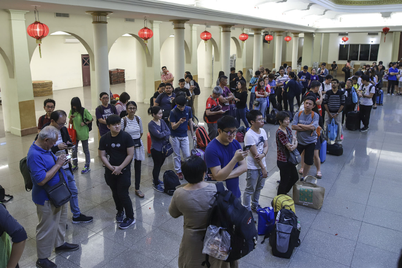 People line up at the KL and Selangor Chinese Assembly Hall to head back to their hometowns to vote in GE14, via the Undi Rabu initiative May 8, 2018.