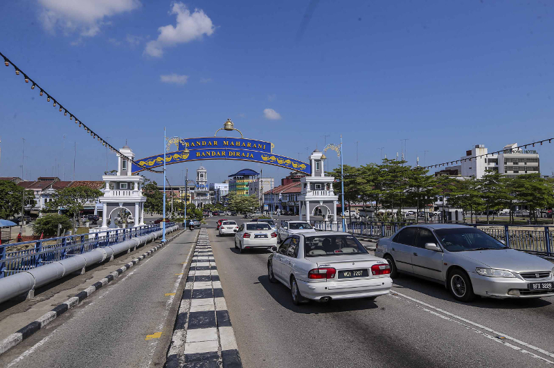 A general view of traffic on Muar bridge May 8, 2018. — Picture by Firdaus Latif