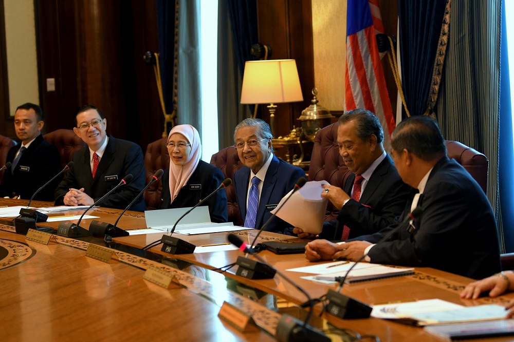 Perdana Menteri Tun Dr Mahathir Mohamad (tiga, kanan) mempengerusikan Mesyuarat Kabinet pertama di Perdana Putra, 23 Mei 2018. u00e2u20acu201d Foto Bernama