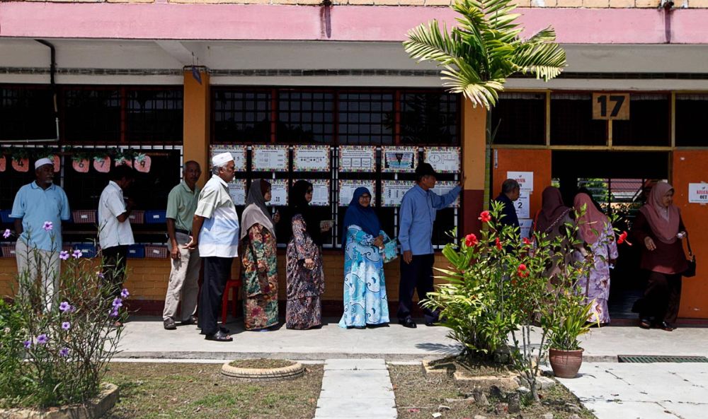 Voters queue up to cast their votes at the SK Titi Gajah polling centre in Alor Setar May 9, 2018. u00e2u20acu2022 Picture by Sayuti Zainudin