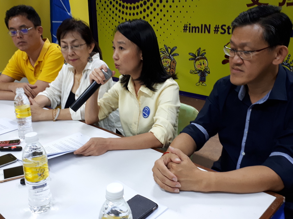 Kho Teck Wan (2nd right) described the ideology of peninsula-based parties as u00e2u20acu02dcchauvinisticu00e2u20acu2122. u00e2u20acu201d Picture by Raynore Mering