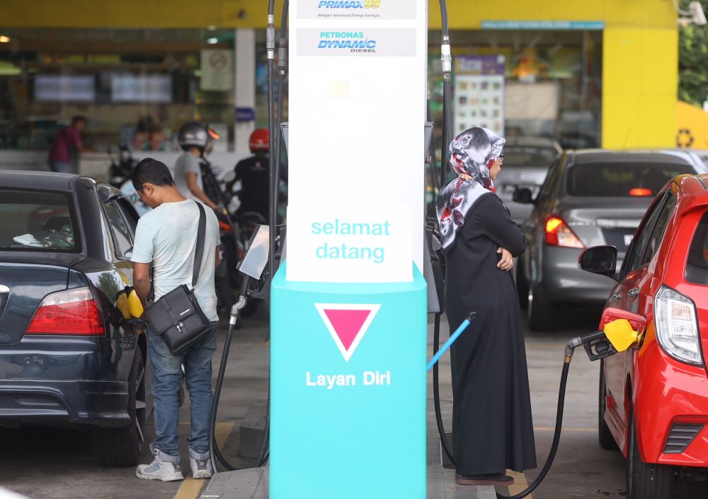 People refuel their vehicles at the Bandar Puteri Puchong Petronas petrol station on May 15, 2018. u00e2u20acu201d Picture by Zuraneeza Zulkifli