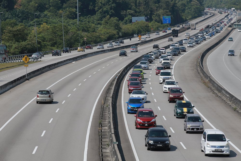 Heavy traffic is seen along the North-South Expressway heading northbound towards Ipoh's Jelapang toll June 14, 2018. u00e2u20acu201d Picture by Marcus Pheong