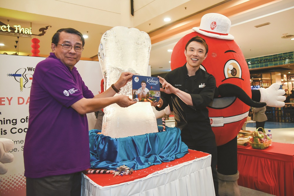 NKF chairman Datuk Dr Zaki Murad Muhammad Zaher (left) with Chen at an NKF event in conjunction with World Kidney Day.