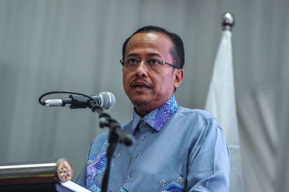 Terengganu MB Ahmad Samsuri Mokhtar speaks during a breaking fast event at the Bangi Convention Centre in Bangi June 9, 2018. u00e2u20acu2022 Picture by Shafwan Zaidon