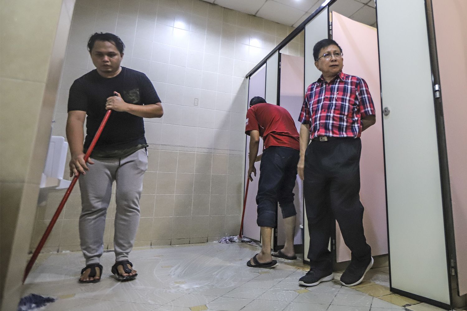 Chief Justice of Malaysia Tan Sri Richard Malanjum (right) monitoring court personnel during the u00e2u20acu02dcgotong-royongu00e2u20acu2122 at the Kuala Lumpur Court Complex in Jalan Duta, July 29, 2018. u00e2u20acu2022 Picture by Azneal Ishakn