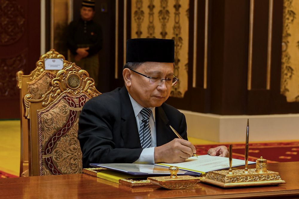 Tan Sri Richard Malanjum signs his letter of appointment at Istana Negara, Kuala Lumpur July 11, 2018. u00e2u20acu201d Bernama pic 