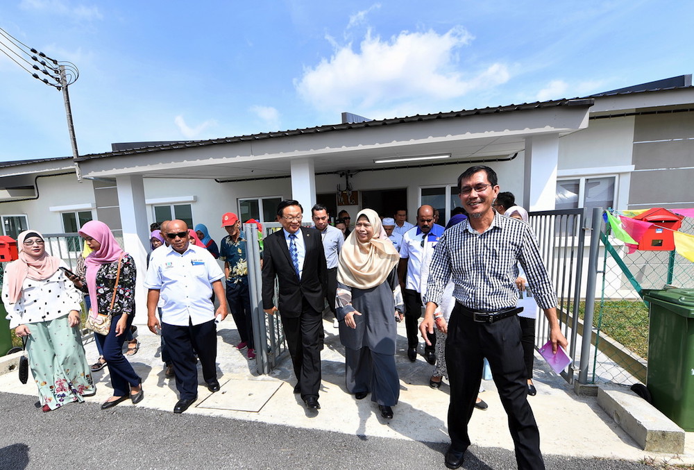 Housing and Local Government Minister Zuraida Kamaruddin visits the Samarahan Peopleu00e2u20acu2122s Housing Project in Kuching August 11, 2018. u00e2u20acu201d Bernama pic
