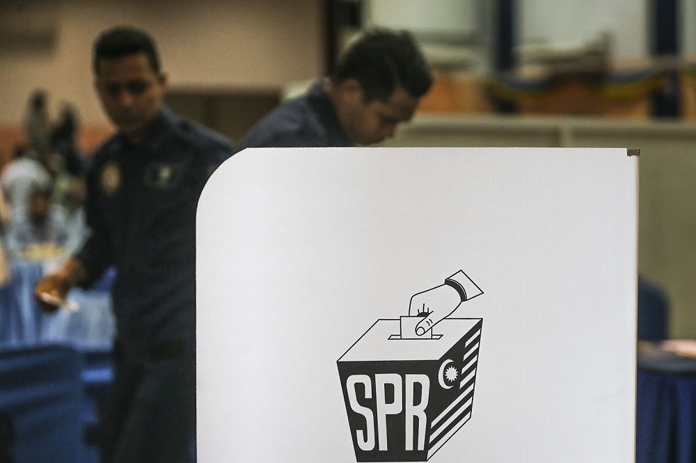 Military officers cast their ballot as early voters in the Seri Setia by-election at the ABABIL Multipurpose Hall in Subang September 4, 2018. u00e2u20acu201d Picture by Hari Anggara